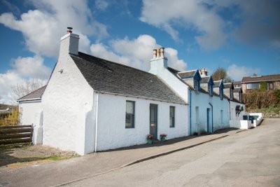 The cottage is in a quiet residential area in Tobermory