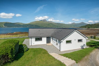 Balach Oir's fantastic location close to the shore in Pennyghael