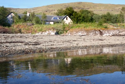Daisy Cottage enjoys a beautiful setting just across the road from the sea at Fishnish Bay