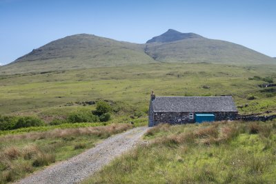 Peak of Ben More visible behind the cottage