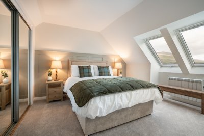 The upstairs double bedroom with mountain views