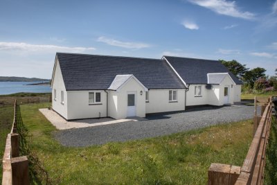 Arriving at Lochside, with a neighbouring cottage next door