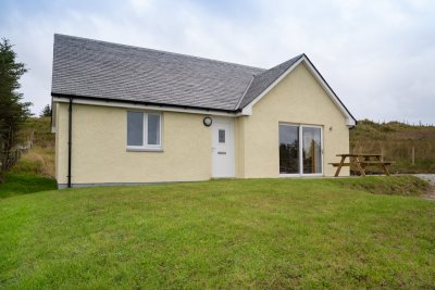 Ceann na Fhuarain sits in a lawned garden