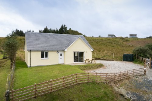 Ceann na Fhuarain's village location, with ample parking and an enclosed garden