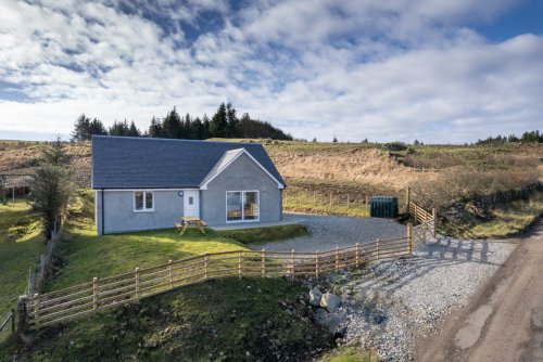 Ceann na Fhuarain's village location, with ample parking and an enclosed garden