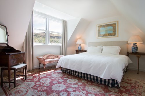 Double bedroom with views of the loch