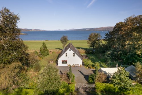 Stunning location by the sea at Glenforsa in a large garden