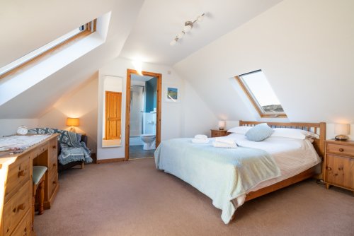 Master double bedroom with en-suite shower room at Willowbank
