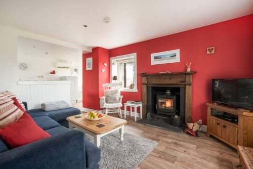 Beautifully presented, Ploughman's Cottage promises a warm welcome as you arrive at this charmingly renovated cottage on this wild corner of Mull's south west coast