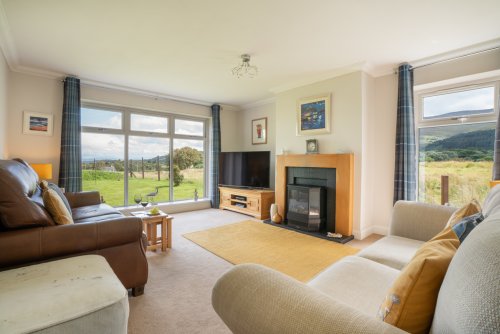 Relax in the spacious living room with lovely sea views over the island's east coast