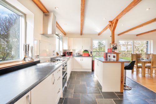 Enjoy the excellent kitchen and dining space