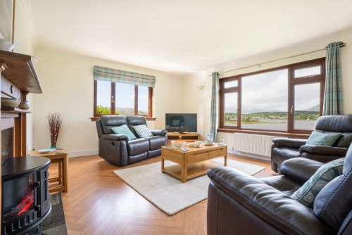 Feel instantly at home in the spacious living room with superb views over the sea