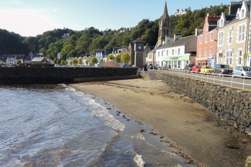 Tobermory harbour front with beach (accessible at low tide)